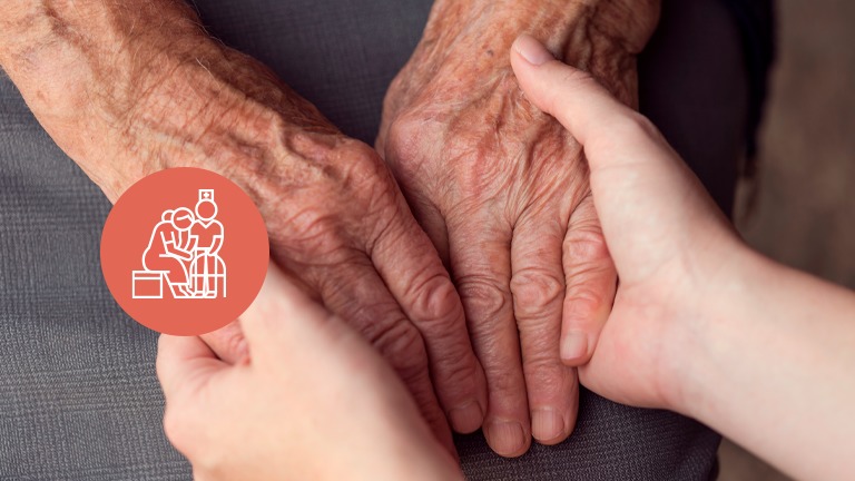 Auxiliar a pegar nas mãos de um idoso